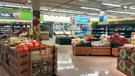 6月25日（木）夜7時のとあるマート。この曜日のこの時間にしては人出が少なく感じます。