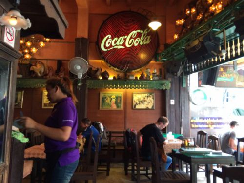 こういうバーでひたする昼の暑さをやり過ごします