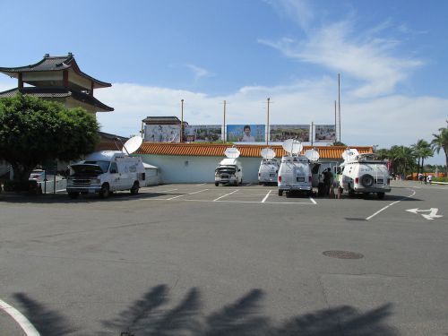 現場の駐車場に集まるTVの中継車