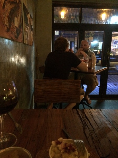 ハンバーガーショップは大人たちが長居する場所なのです