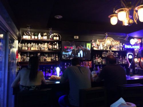 ビールは片手で、バーガーは両手で。３０年前のロックに癒される夜