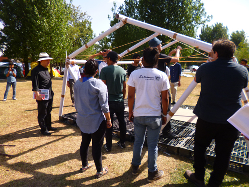 紙の筒をテープや紐で繋いだ構造体。坂茂氏（左の帽子の方）