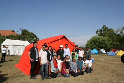 シートで覆ってシェルターの完成！
