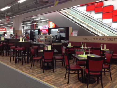 ベルリン市内の別の店舗にはこんなカフェが設けられています