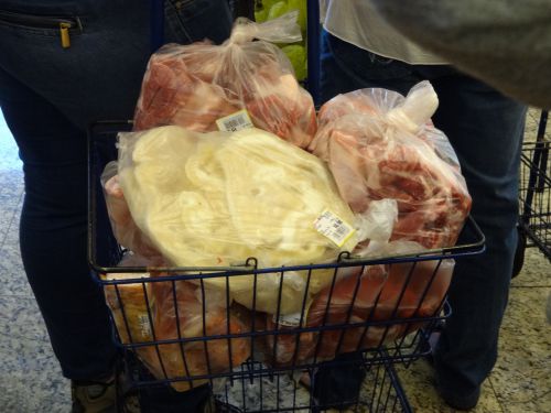 サンパウロ市内の肉屋さんで約20キロの肉を購入する女性のカート