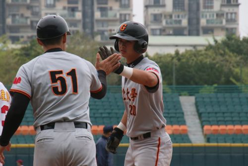 6回表に安打で出壘し、一塁コーチとハイタッチ