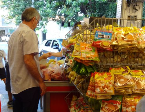 サンパウロ市内の肉屋さんのレジで肉を購入する日常的な光景