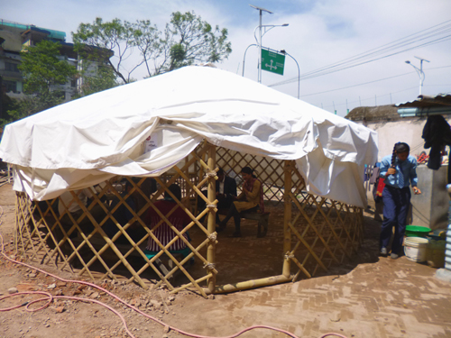 軽量で広々、明るいテント教室。