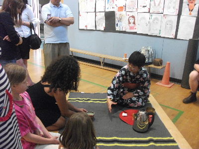 学校なら各国文化紹介などのアクティビティがある場合も