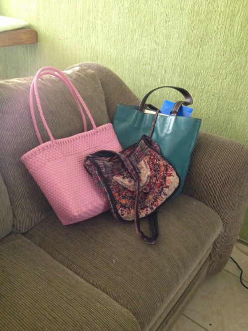 バッグは床に置いてはいけません。