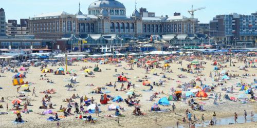 日本に勝るとも劣らない？海辺の混み具合。