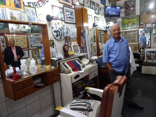 50年以上、サッカーの王様ペレを散髪し続けているジジさん