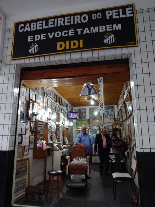 「ペレとあなたの理髪店」と書かれた看板がかかるジジさんの理髪店