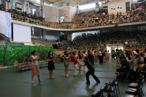 3年生の担任の先生が前に