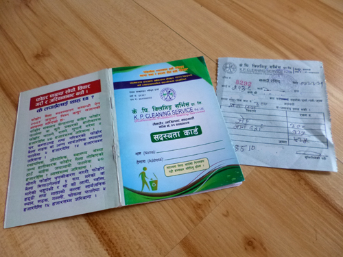 ゴミ回収業者から配布された手帳と領収書
