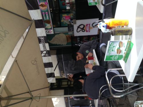 ランチタイムになるとホットドックやサンドイッチを食べに多くの人が集まる人気店「ドミノ」