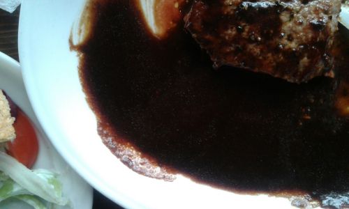 スウェーデンのレストランで、ステーキに赤ワインソース