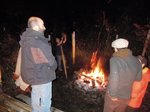 近所の仲間達と集まって炎を囲んで遅くまで会話を楽しみます