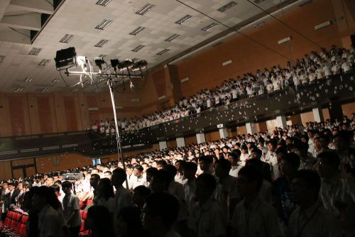 校歌斉唱など、修了間近の光景