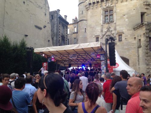 ステージ上でアマチュアグループの演奏