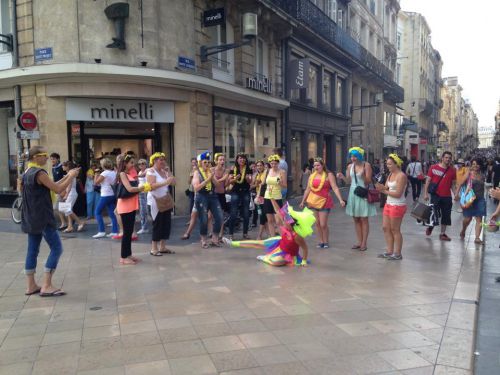 音楽にあわせて踊りだす人たち！