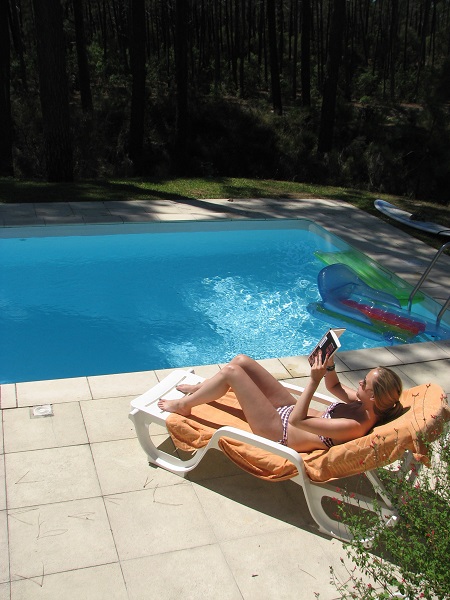 プールつきロッジで、毎日ゴロゴロゴロゴロ...