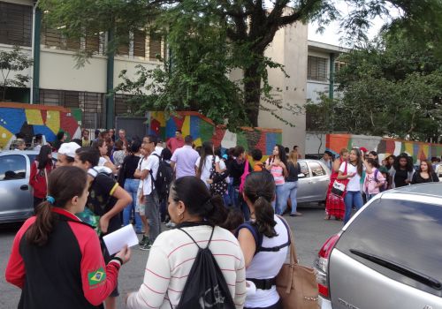サンパウロ州立学校の教員のストについての説明が開催された日の校門前