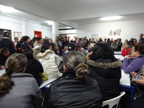 サンパウロ州立学校の教員のストと長期休暇中の授業について説明するサンパウロ州立学校の一つ