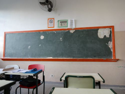 学校施設のメンテナンスが教員のストの訴えにも含まれている。サンパウロ州立学校の壊れた黒板