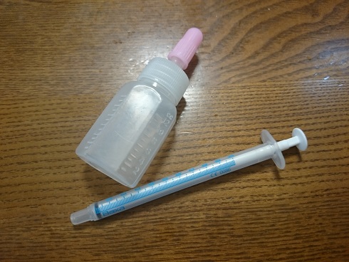 韓国では、薬局で目盛り付きの容器をくれます。１回分の粉薬やシロップ薬を全て混ぜ、子どもの口に先を入れて容器を押すだけ。とても便利です。