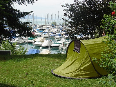 湖のほとりにテントを張ってキャンプを楽しむファミリーも……。