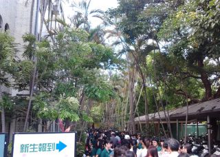 通路の両脇を固める在校生のクラブ勧誘(スマートフォンで撮影)