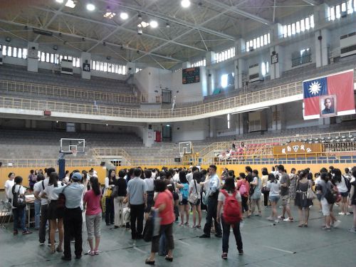申し込み手続の会場の様子(スマートフォンで撮影)
