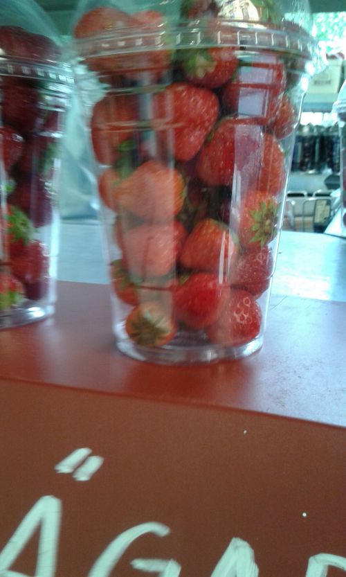 早生イチゴの旬の終わり時期につける実の小さなイチゴ。格安な上、とても可愛らしいので、つい買ってしまいたくなるものです。