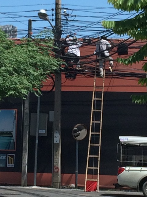 日中には電気工事をしていることもありますが。。。