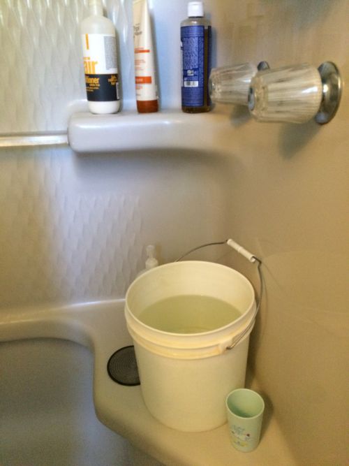 水を貯めるバケツがバスルームに常備！