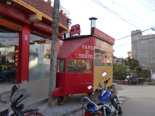 ハンドルもついてますがエンジンなし。移動は人力？！