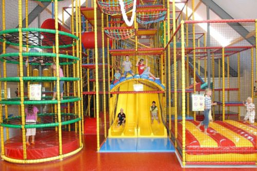 屋内プレイルームは、夏期はいつも超満員。