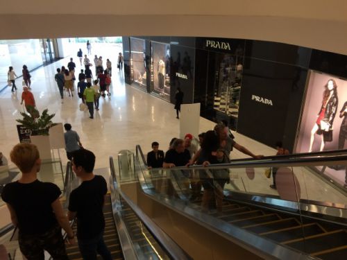 平日の昼間でも混んでます