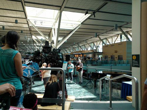 国際線出発ターミナルでは音楽演奏