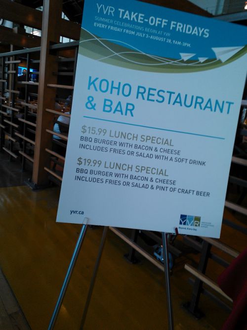 レストランではお得なスペシャルメニューも用意