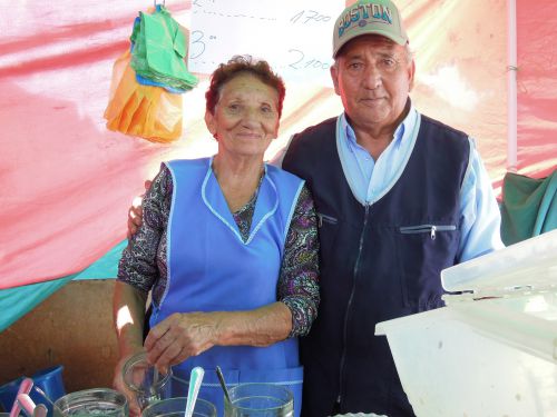サンティアゴの旧市街にある市場で長年、モテ・コン・ウェシージョを一筋で売り続ける夫婦。