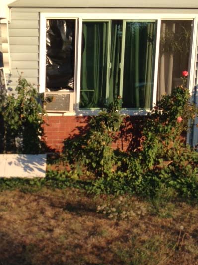 あるお宅に設置されたクーラー。黒いビニールで窓の残り部分をふさいでいるようです