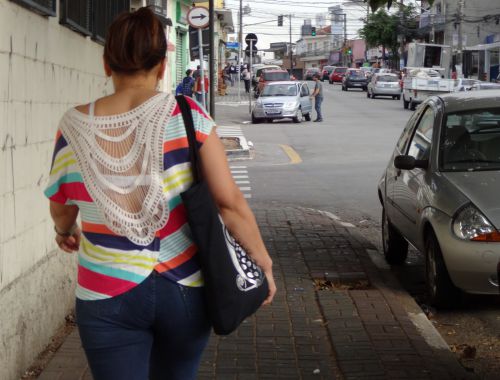 背中も下着も透けて見えるデザインの服を着た女性