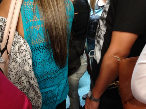 背中も下着も透けて見えるデザインの服を着た女性