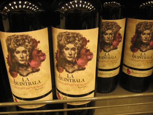 スーパーに並ぶ「Los Asesinos」ワインは、日本円で約650円