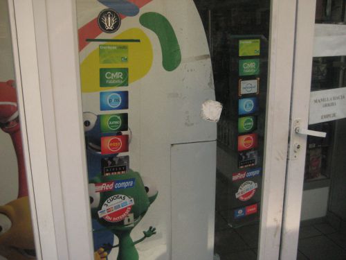 様々なタイプのクレジットカードを受け付けることが出来るATM