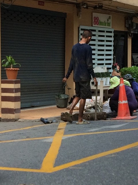 まだ１０代半ばくらいに見えた幼い顔の作業員