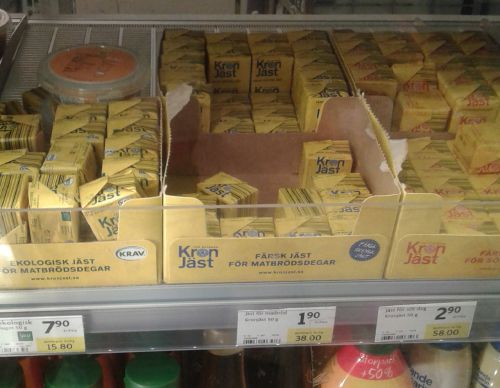 スーパーに並ぶ生イースト、要冷蔵品で、日持ちは一週間程度。