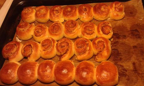 自宅で焼いたパン。クルミ入り、シナモンロール、プレーンの3種類